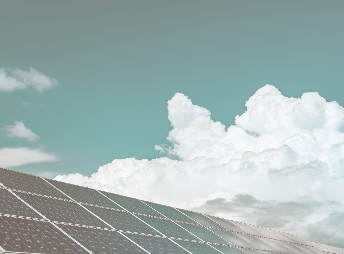 太陽光発電設備工事と青空と雲